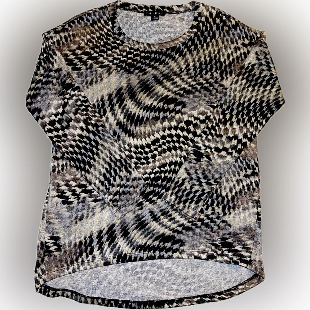 Women’s lightweight sweater. Size: Medium